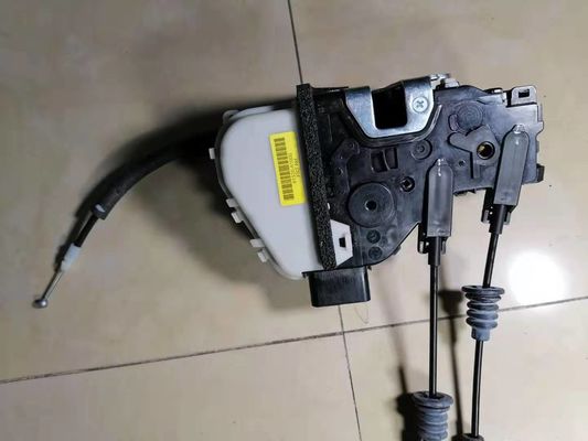Santa Fe 81320-2W010 Puerta delantera de cerradura de montaje Sistema de bloqueo de piezas de automóvil coreano